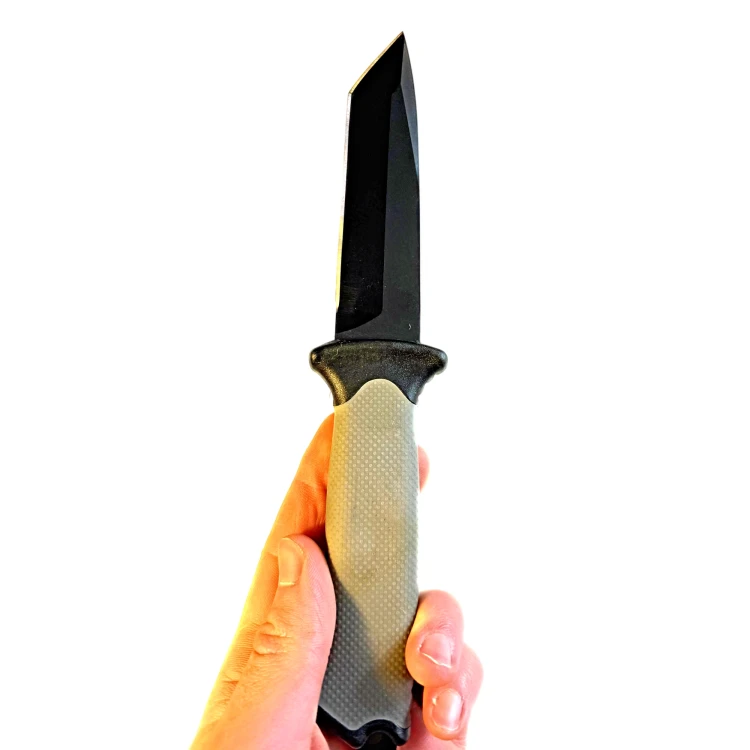 NÓŻ URSUS BLACK OSTRY CS2.webp